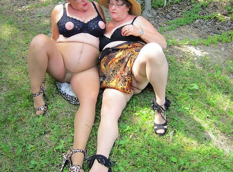 TAC Amateurs offers a free xxx photo gallery with Girdle Goddess in pleasing each other scene